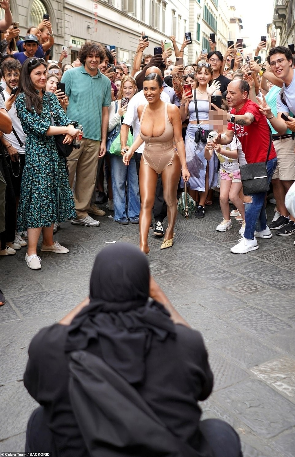 Từ đòi phạt nặng, người Italy chuyển sang phát cuồng vợ chồng Kanye West? - 3