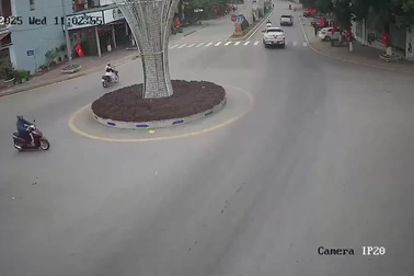 Người phụ nữ chạy xe vào vòng xuyến theo cách đầy khó hiểu