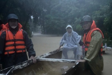 Người phụ nữ bị lũ cuốn trôi trên đường về quê