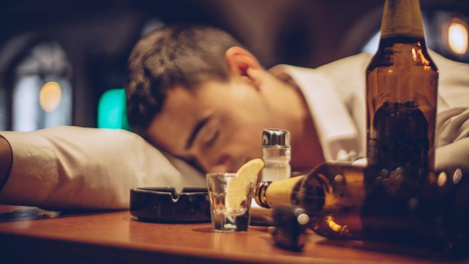 Ngày uống nửa lít rượu, người đàn ông nguy cơ sống thực vật cả đời - 3