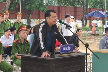 Giám đốc rút súng đe dọa giết người bị tuyên phạt 18 tháng tù