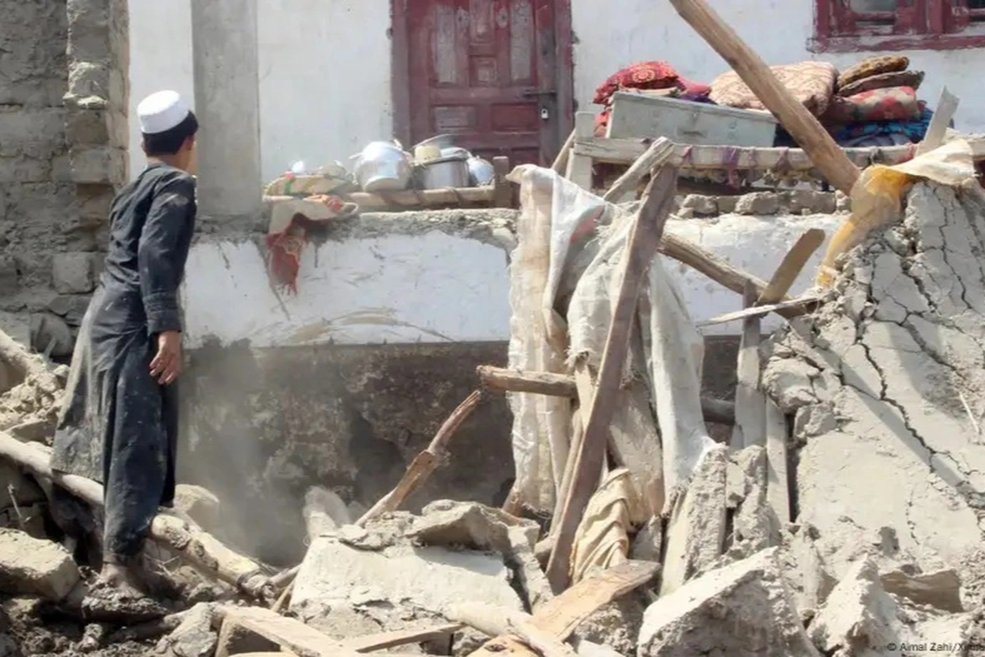 Cảnh đổ nát sau động đất khiến hơn 800 người thiệt mạng ở Afghanistan - 3