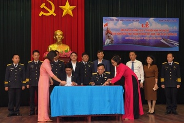 Vietcombank bàn giao 3 xuồng CQ-01 tặng bộ đội Trường Sa