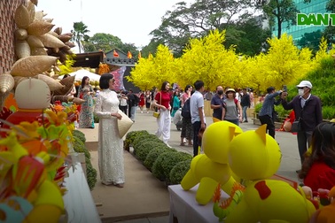 Phố ông đồ ở TPHCM nhộn nhịp trong ngày đầu mở cửa