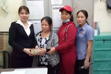Gom 27 triệu tặng người giúp việc bị mất tiền về quê ăn Tết