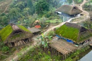 Đẹp lạ bản làng với hàng chục ngôi nhà sàn phủ kín rêu xanh ở Hà Giang