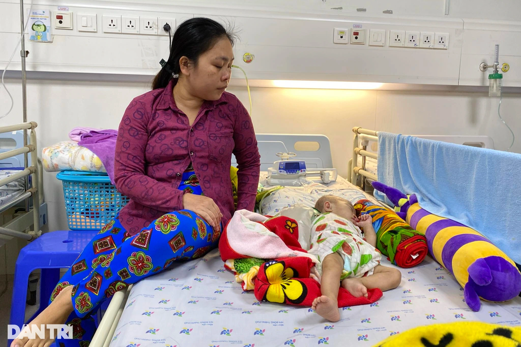 Không tiền chữa trị, bé trai 1 tuổi đang chết dần - 1 Không tiền chữa trị, bé trai 1 tuổi đang chết dần - 1