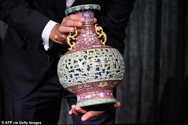 Chiếc bình cổ vốn làm đồ chơi cho mèo bất ngờ có giá… 9 triệu USD