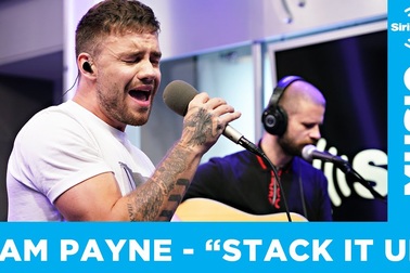 Liam Payne trình diễn ca khúc Stack It Up