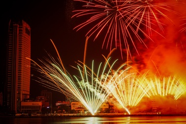 Sông Hàn rực sáng trong đêm khai mạc pháo hoa quốc tế Đà Nẵng 2025