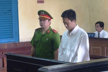 Đâm chết anh họ vì bị nhổ nước bọt vào người