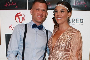 Hoa hậu bị tước vương miện hạnh phúc bên bồ kém tuổi