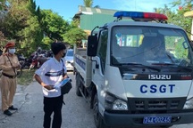 Sĩ tử hỏng xe được CSGT "giải cứu" bằng xe chuyên dụng