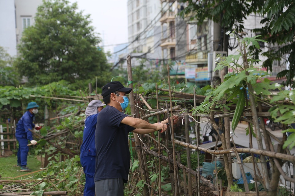 Hà Nội: Dọn “rác” gần cây cầu dây văng lớn thứ hai Việt Nam - 2 Hà Nội: Dọn “rác” gần cây cầu dây văng lớn thứ hai Việt Nam - 2