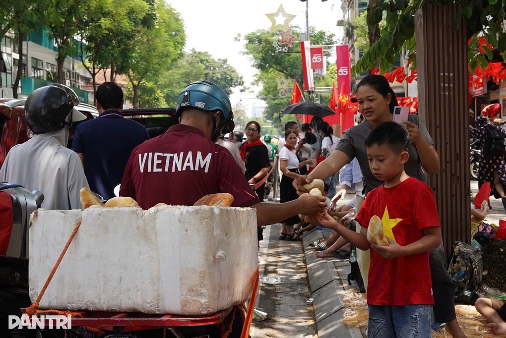 Cuộc chiến giữ chỗ xem diễu binh: Đội nắng, trải bạt, cắm chốt xuyên trưa - 5 Cuộc chiến giữ chỗ xem diễu binh: Đội nắng, trải bạt, cắm chốt xuyên trưa - 5