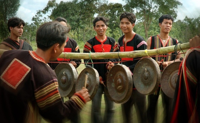 ... hoặc đánh theo dàn. Ảnh minh hoạ