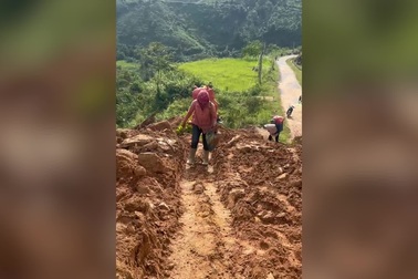 Trẻ nhỏ trong vùng sạt lở ở Lào Cai băng rừng, cõng đồ từ thiện về nhà