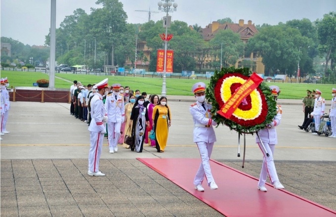 Đoàn người có công TP.Cần Thơ vào viếng lăng Bác.