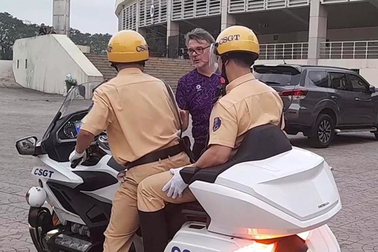Phản ứng của CSGT Hà Nội khi được HLV Philippe Troussier tặng vé bóng đá