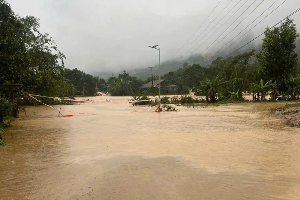 Lũ cuốn sập cầu, lốc xoáy quật đổ trụ điện, thổi bay mái nhiều nhà dân - 4 Lũ cuốn sập cầu, lốc xoáy quật đổ trụ điện, thổi bay mái nhiều nhà dân - 4