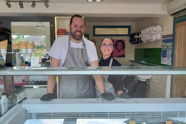 Thợ cắt tóc ế ẩm vì dịch bệnh, chuyển nghề đơn giản mà tiền vào như nước