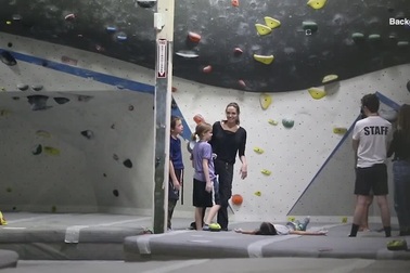 Angelina Jolie cùng các con vui chơi