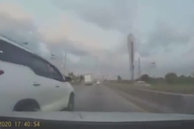 Ô tô suýt lật nghiêng vì vượt ẩu rồi cắt mặt xe chạy cùng chiều