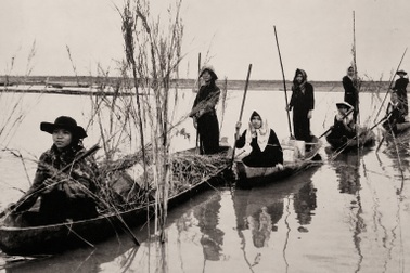 Nơi "sắt thép tan chảy", những cô gái 18 tuổi mang vũ khí ra trận