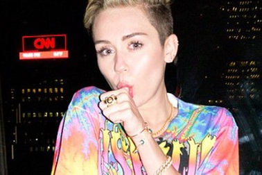Miley Cyrus tung ảnh “người lớn” đáp trả tâm thư của đàn chị