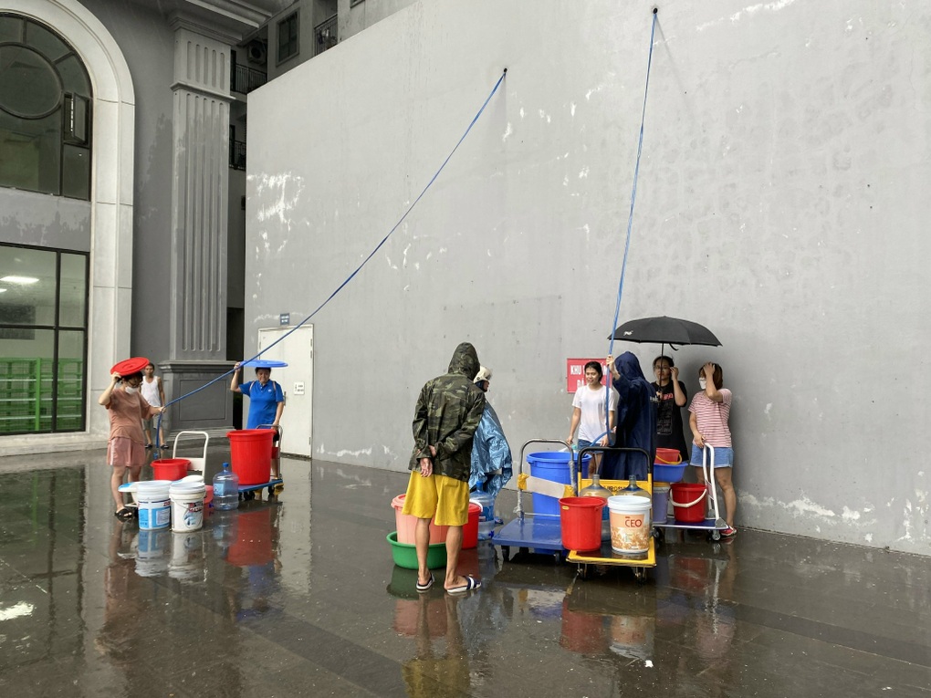 Khốn khổ cảnh nhịn tắm, xuyên đêm xếp hàng hứng nước sạch ở Hà Nội - 4 Khốn khổ cảnh nhịn tắm, xuyên đêm xếp hàng hứng nước sạch ở Hà Nội - 4