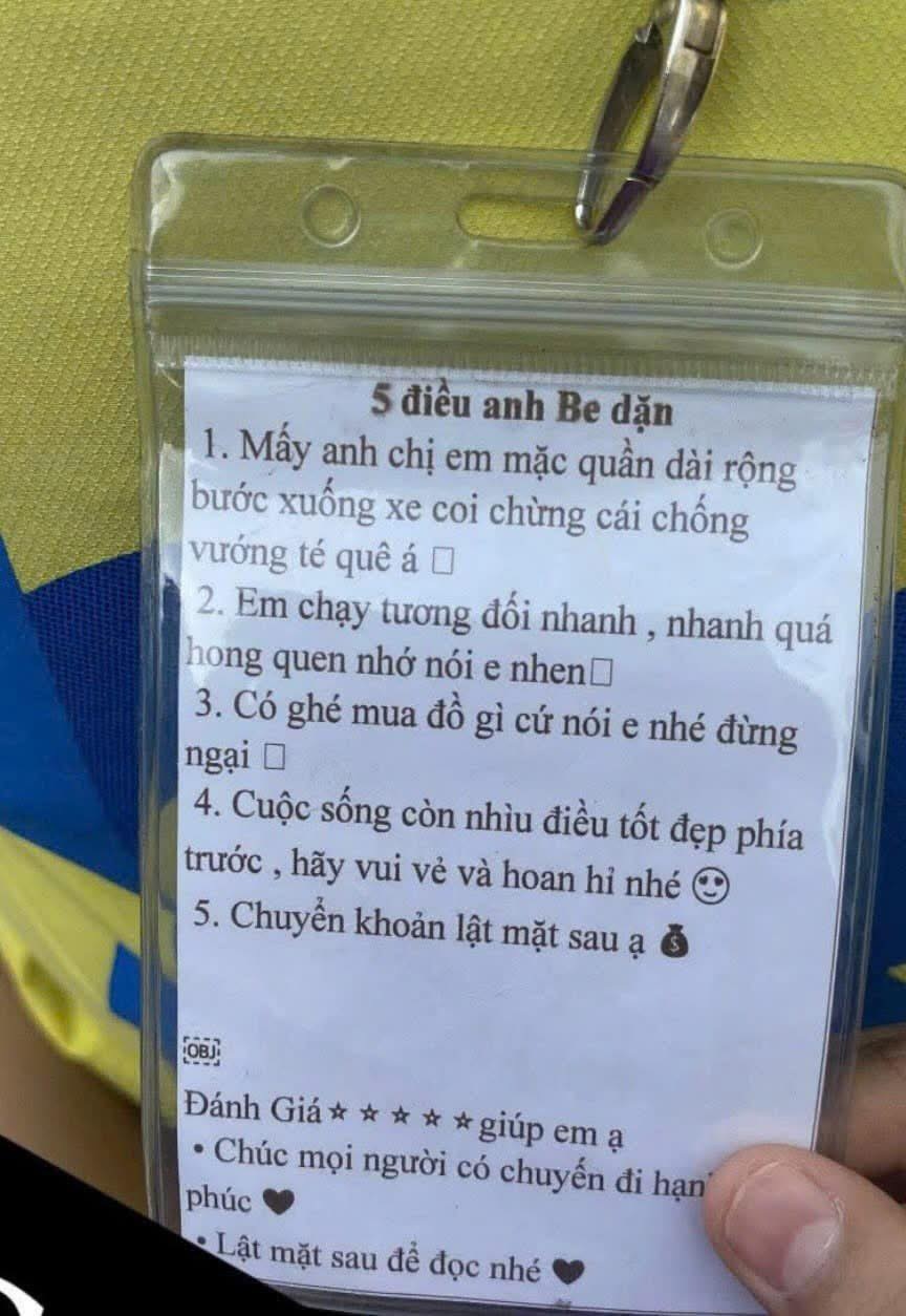 Nam nhân viên văn phòng khựng lại trước dòng chữ trên tấm thẻ của tài xế - 1