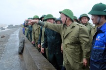 Phó Thủ tướng Trần Hồng Hà kiểm tra sự cố kè biển ở Ninh Bình