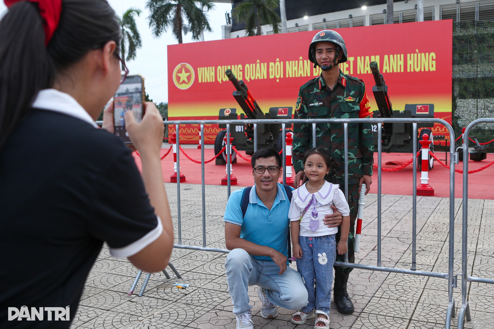 Người dân vượt hàng trăm cây số tới chụp ảnh cùng dàn pháo lễ - 7