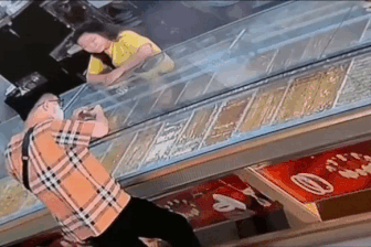 Truy tìm 2 kẻ cướp tiệm vàng ở TPHCM