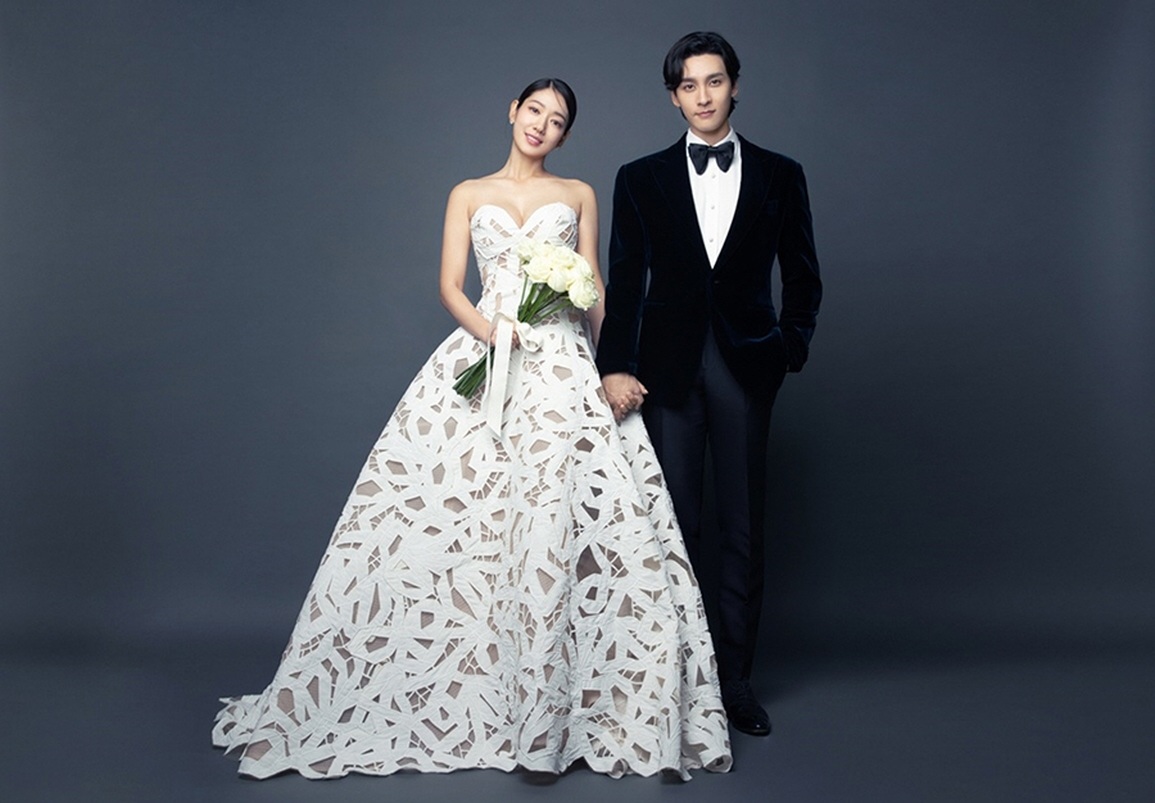 Bốn bộ váy cưới giá gần 1,2 tỷ đồng trong đám cưới Park Shin Hye - 3 Bốn bộ váy cưới giá gần 1,2 tỷ đồng trong đám cưới Park Shin Hye - 3