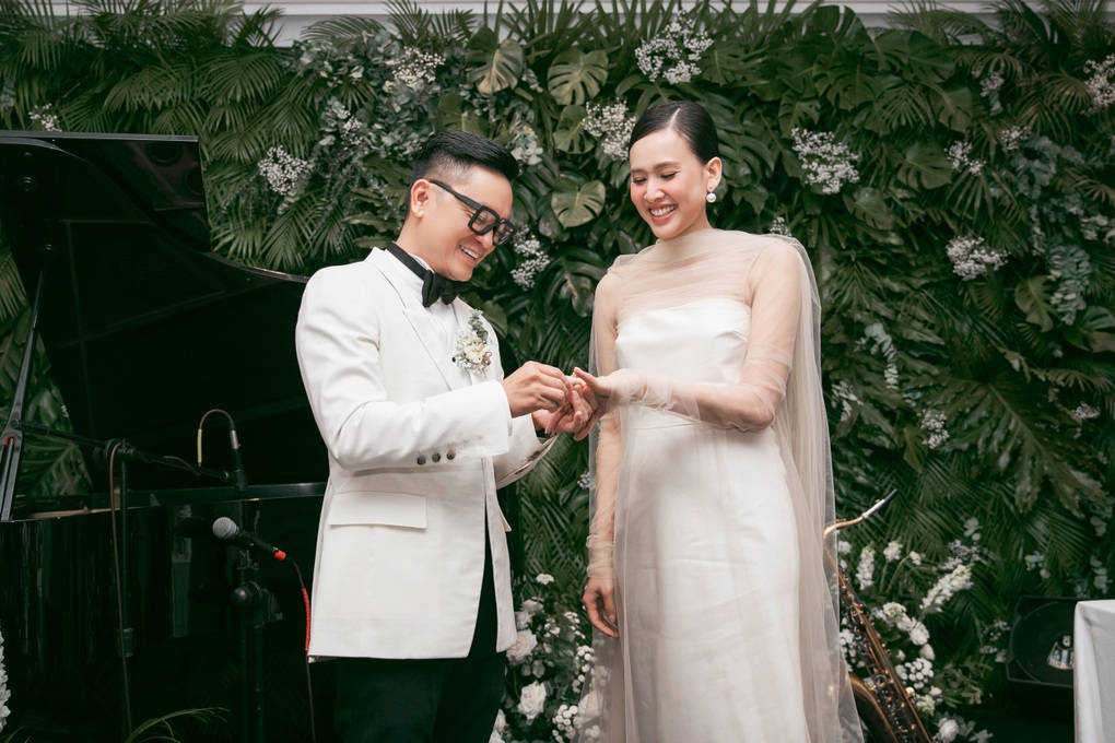 Đám cưới Hoa hậu Dương Mỹ Linh: Chỉ 60 khách, cô dâu đeo kim cương đắt tiền - 4 Đám cưới Hoa hậu Dương Mỹ Linh: Chỉ 60 khách, cô dâu đeo kim cương đắt tiền - 4
