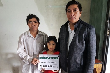 Gia đình anh Phạm Văn Công lần thứ 3 nhận quà từ bạn đọc Dân trí