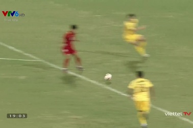 Văn Tùng dứt điểm chệch cột dọc