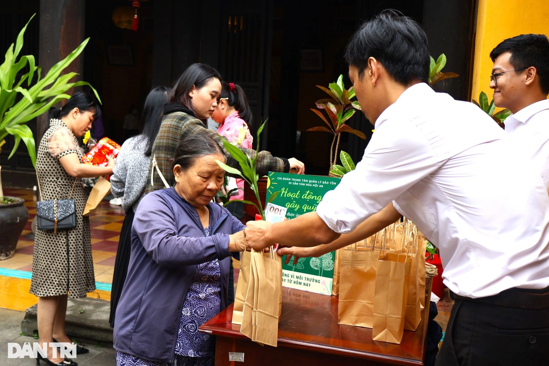 Khách rồng rắn vào ngôi chùa nổi tiếng linh thiêng, sờ tượng ngựa cầu may - 9 Khách rồng rắn vào ngôi chùa nổi tiếng linh thiêng, sờ tượng ngựa cầu may - 9