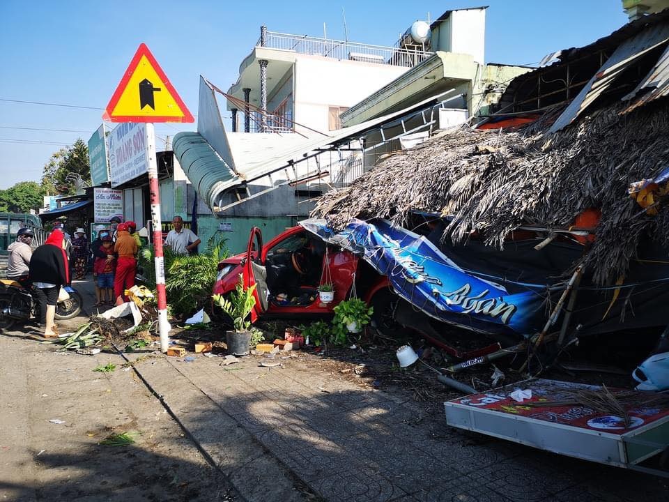 Ô tô tông xe bán cà phê, quét nhiều xe máy rồi húc sập mái hiên nhà - 3 Ô tô tông xe bán cà phê, quét nhiều xe máy rồi húc sập mái hiên nhà - 3