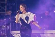 Uyên Linh gặp vấn đề sức khỏe, giọng khàn đặc vì chạy show liên tục