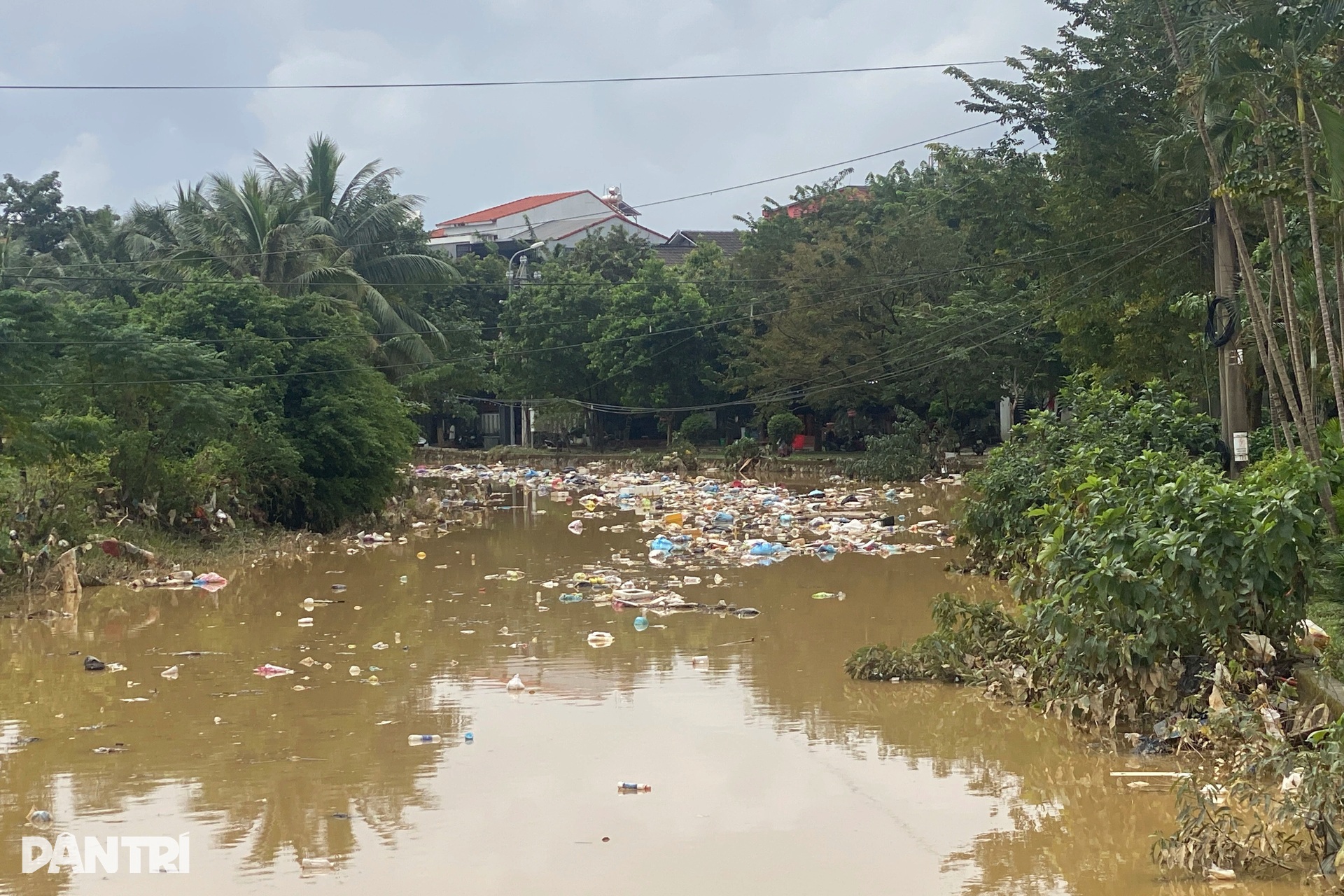 Người dân Huế oằn mình dọn bùn non, rác thải và sửa xe sau lũ - 8 Người dân Huế oằn mình dọn bùn non, rác thải và sửa xe sau lũ - 8