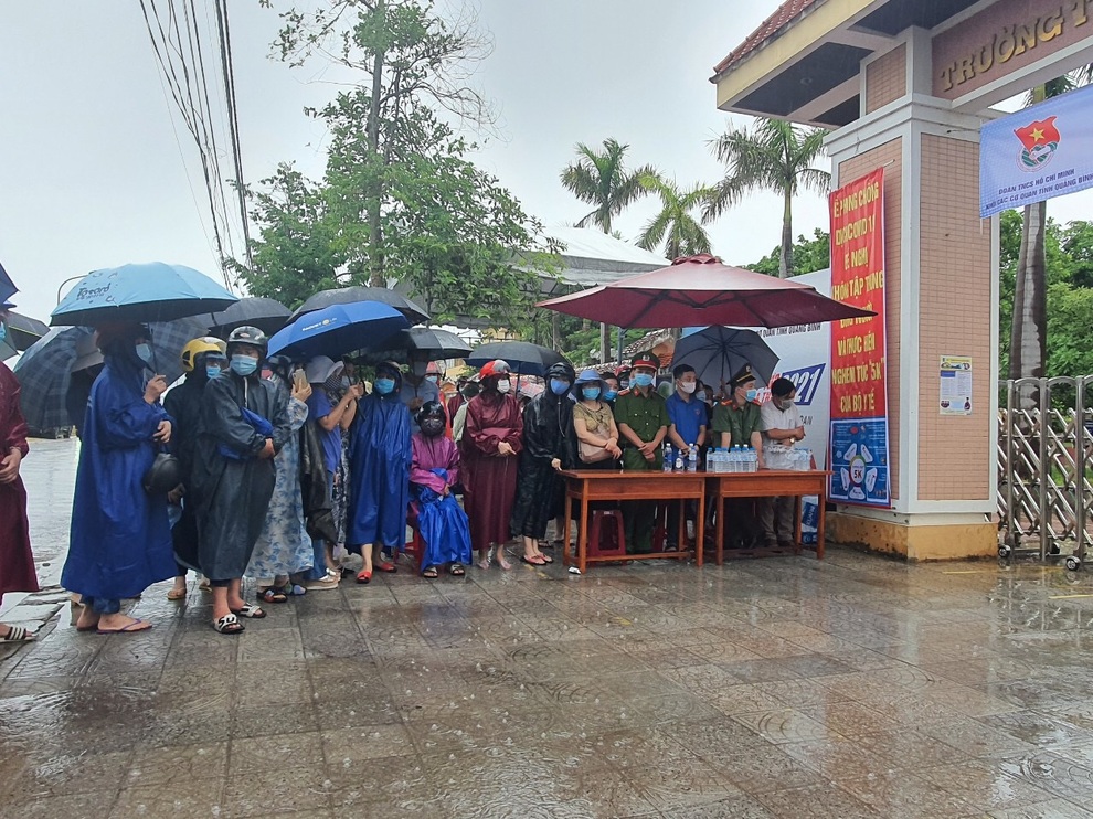 Quảng Bình: Phụ huynh kiên nhẫn đội mưa ngóng con thi tốt nghiệp - 5 Quảng Bình: Phụ huynh kiên nhẫn đội mưa ngóng con thi tốt nghiệp - 5