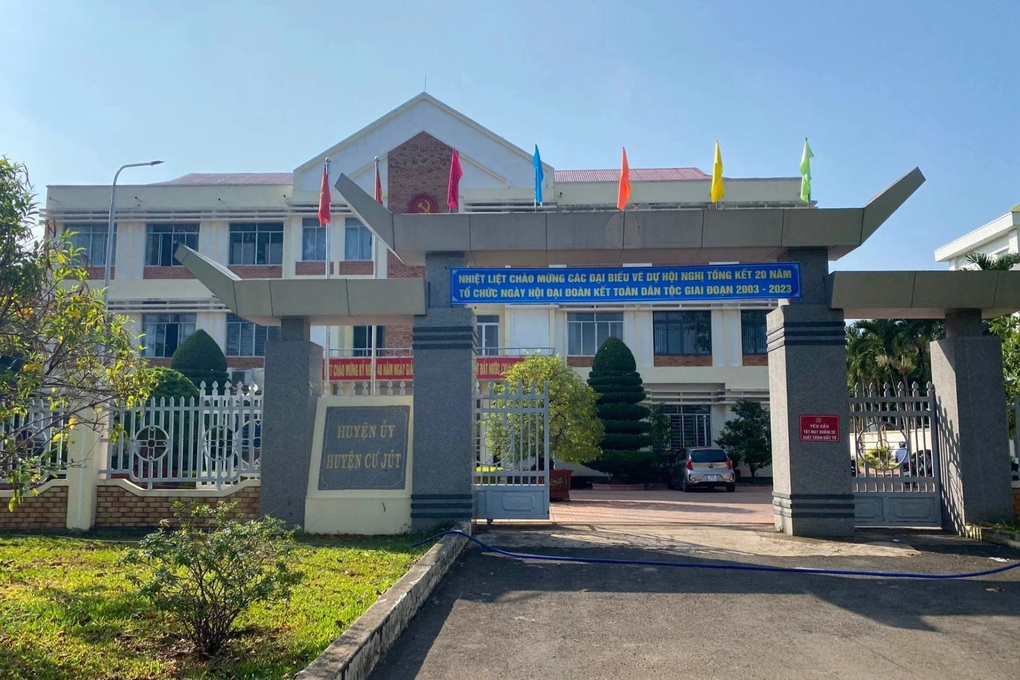 Xác minh vụ một trưởng phòng bứng trộm cây hoa giấy - 1 Xác minh vụ một trưởng phòng bứng trộm cây hoa giấy - 1