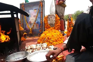 Hàng ngàn người thờ cúng một chiếc xe máy