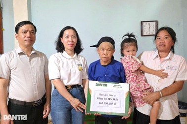 Bà lão nghèo nuôi 2 con gái mù lòa được giúp hơn 181 triệu đồng