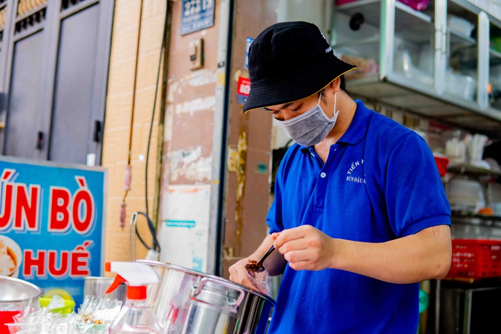 Ngày bán 30 tô phở mang về, chủ quán bạc đầu lo 30 triệu đồng mặt bằng - 4 Ngày bán 30 tô phở mang về, chủ quán bạc đầu lo 30 triệu đồng mặt bằng - 4