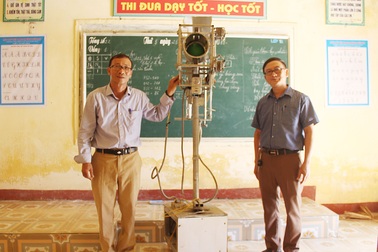 Thầy giáo tiểu học sáng chế máy bắn bóng chuyền