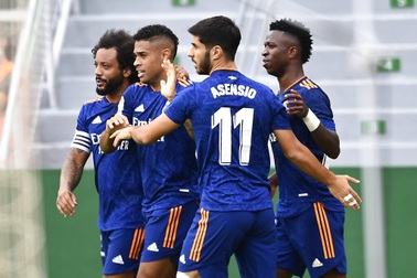 Vinicius lập cú đúp giúp Real Madrid vươn lên dẫn đầu La Liga