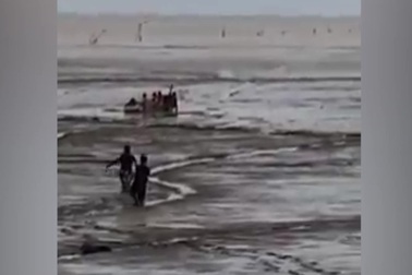 Xót xa cảnh người thân lội bùn đưa thi thể ngư dân vào bờ an táng